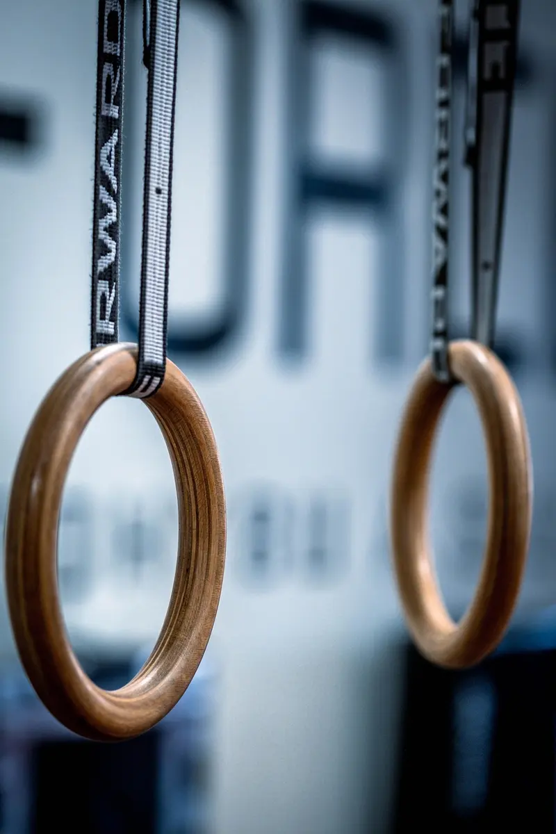 Två gymnastikringar hänger i en träningslokal